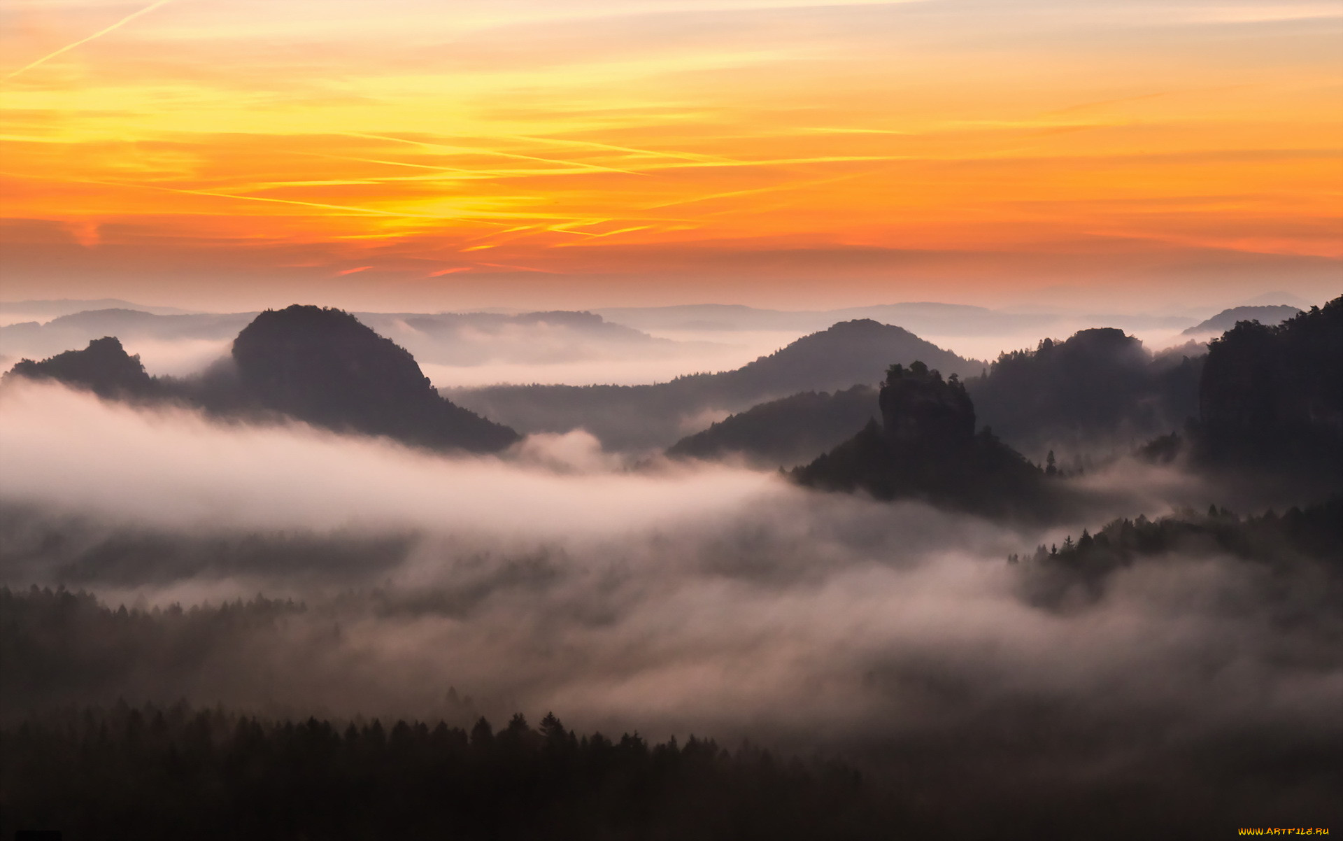 Fog mountains. Горы в тумане. Туманный пейзаж. Горы в тумане обои. Обои на рабочий стол горы туман.